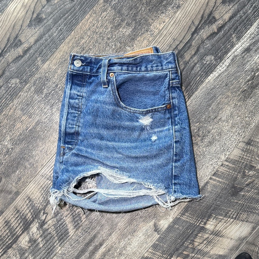 Levi’s Blue Denim Button-Fly Distressed Size 33
